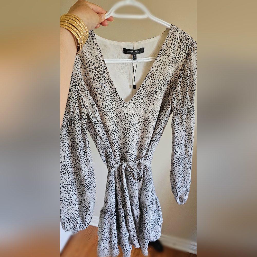 Dynamite low-v neck dress. - Picture 3 of 3